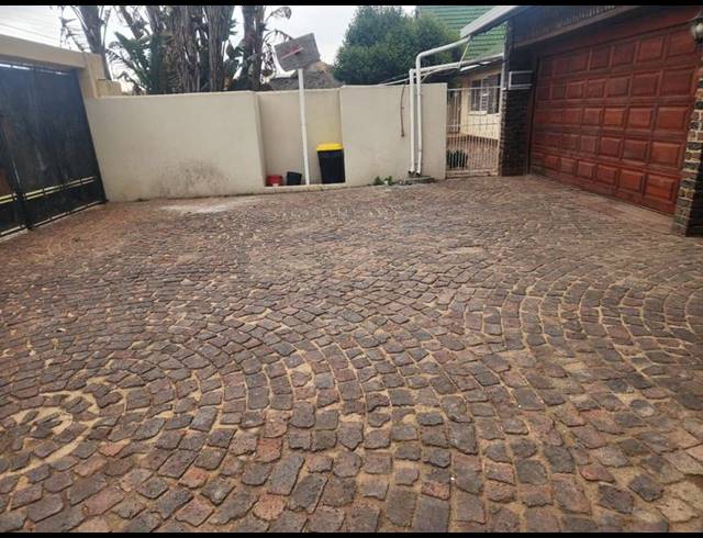 2 BEDROOM PROPERTY TO RENT IN GERMISTON CENTRAL